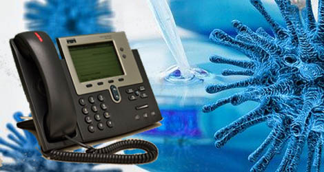 Stacjonarny telefon na tle niebieskiej grafiki z koronawirusem