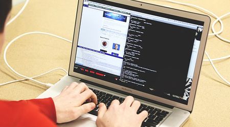 Dłonie na klawiaturze laptopa.