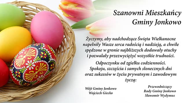 Kartka z życzeniami o treści jak powyżej. Z lewej strony kosz z malowanymi jajkami. W tle tulipany.