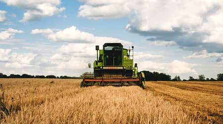 Źródło grafiki: Pixabay Zdjęcie przedstawiające kombajn koszący zboże.