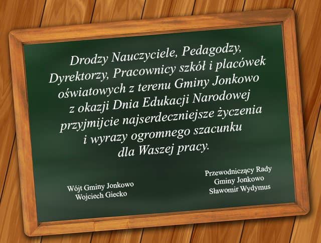 Ilustracja przedstawiająca szkolną tablicę w drewnianej ramie z życzeniami o treści jak w artykule.