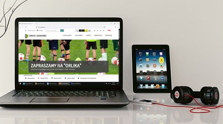 Zdjęcie przedstawiające laptopa, tablet i słuchawki.