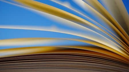 Zdjęcie przedstawiające wachlarz z kartek książki widocznej od boku.