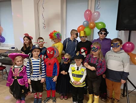 Zdjęcie przestawia dziecięcych uczestników balu karnawałowego. Dzieci są przebrane w stroje kostiumowe.