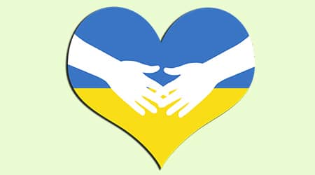 Na podstawie grafiki: TheDigitalArtist z Pixabay, UG Jonkowo Grafika z sercem w barwach Ukrainy oraz dwie dłonie wyciągnięte w geście pomocy.