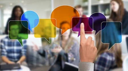 Grafika zawierająca dymki komiksowe, w tle grupa dyskutujących osób.