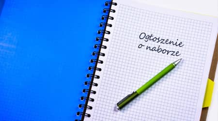 Na podstawie zdjęcia: Monicore z Pixabay, UG Jonkowo. Zdjęcie skoroszytu, na którym leży długopis. Wewnątrz napis: ogłoszenie o naborze.