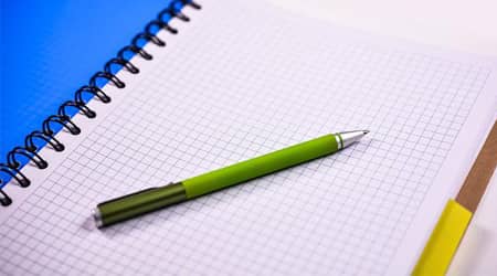 Autor zdjęcia: Monicore z Pixabay Zdjęcie długopisu leżącego na skoroszycie.