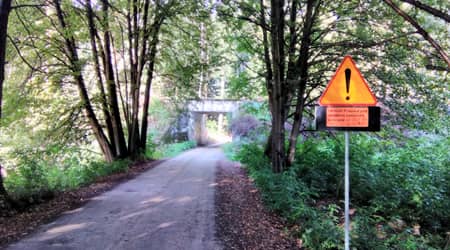 Zdjęcie wiaduktu. Na pierwszym planie znak z tablicą informacyjną o zamknięciu przejazdu.