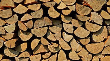 Autor zdjęcia: Krzysztof Jaracz z Pixabay Zdjęcie drewna opałowego ułożonego w stosie.