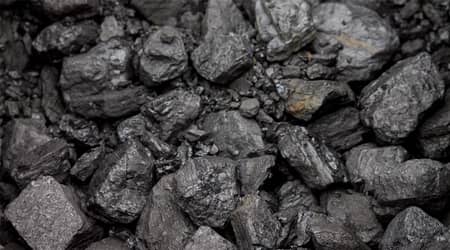 Zdjęcie przedstawiające bryły węgla kamiennego.