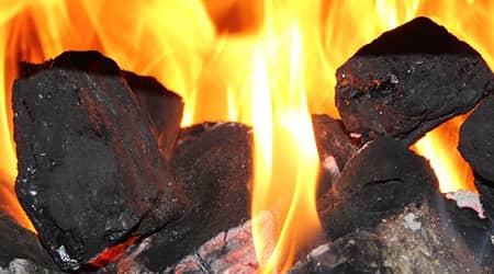 Zdjęcie paleniska i palącego się węgla.
