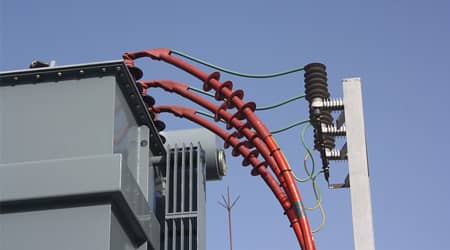 Juan Jose Cousinou z Pixabay Zdjęcie transformatora sieciowego i izolatorów elektrycznych