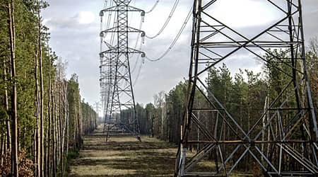 Zdjęcie przedstawiające słupy energetyczne wysokiego napięcia.