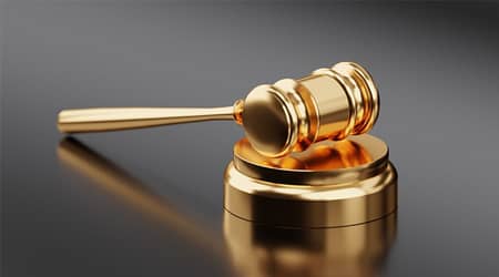 Zdjęcie młotka sędziowskiego.