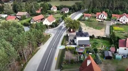 Zdjęcie z lotu ptaka drogi oraz budynków w miejscowości Wrzesina.