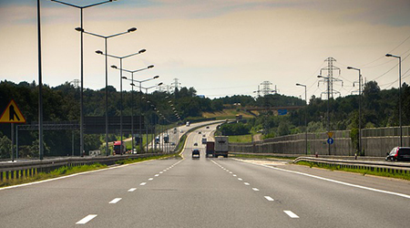 Autor zdjęcia: Michał Karoń z Pixabay Zdjęcie przedstawiające pasy ruchu na autostradzie oraz wlot drogi jednokierunkowej.