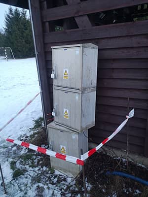 zdjęcie uszkodzonej skrzynki elektrycznej