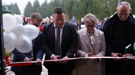 Źródło zdjęcia: UG Jonkowo. Cztery osoby podczas przecinania wstęgi.
