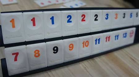Źródło zdjęcia: Wikimedia Commons. Zdjęcie stojaka z klockami do gry w Rummikub.