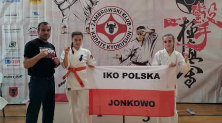 Źródło grafiki: ASW Jonkowo Dwie zawodniczki z trenerem.