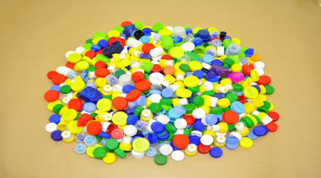 Zdjęcie nakrętek plastikowych.