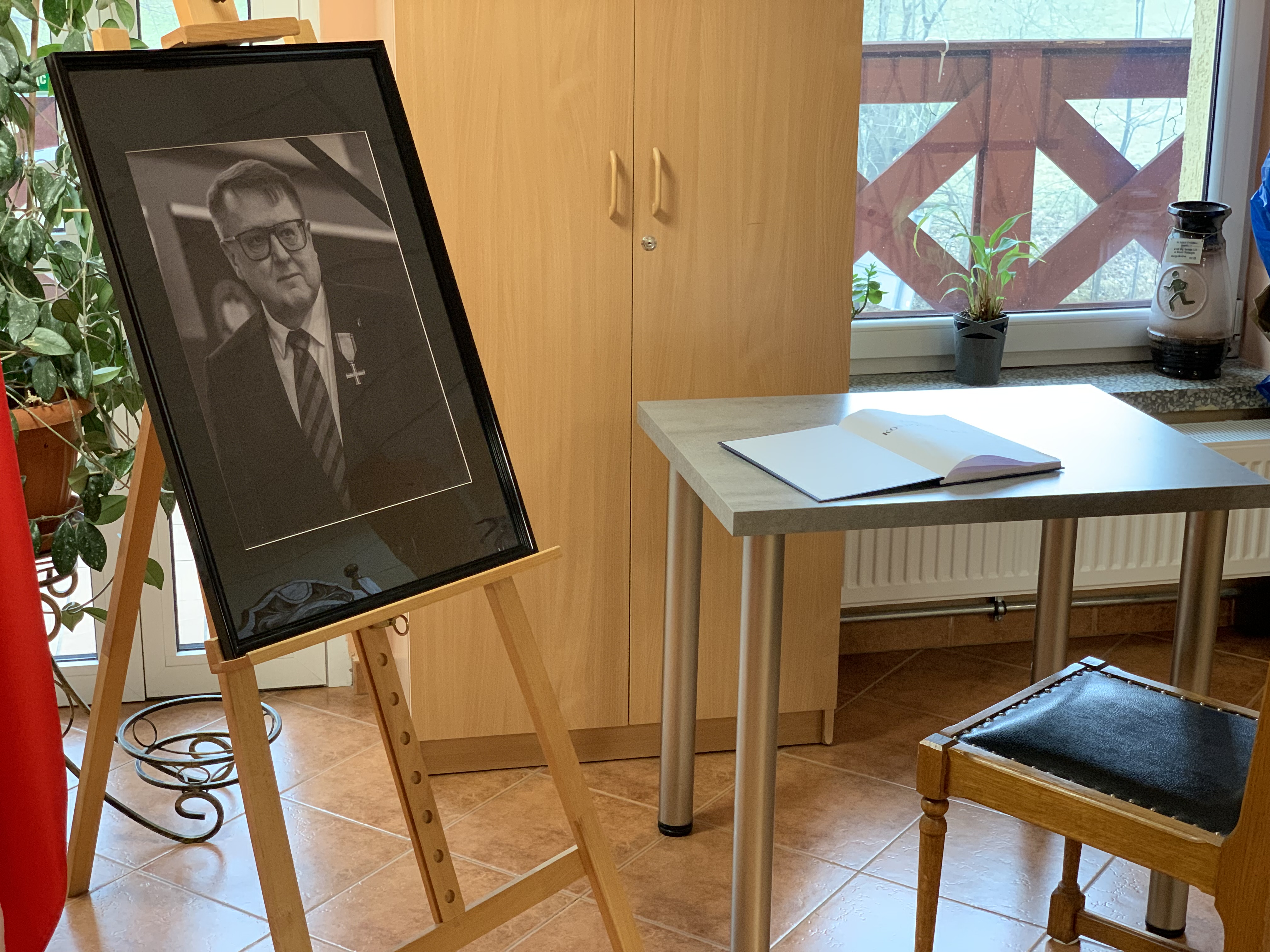 własne na zdjęciu fotografia tomasza Adrjana i kięga kondolencyjna