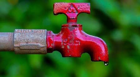 Źródło grafiki: Pixabay. Zdjęcie kranu z kapiącą wodą.