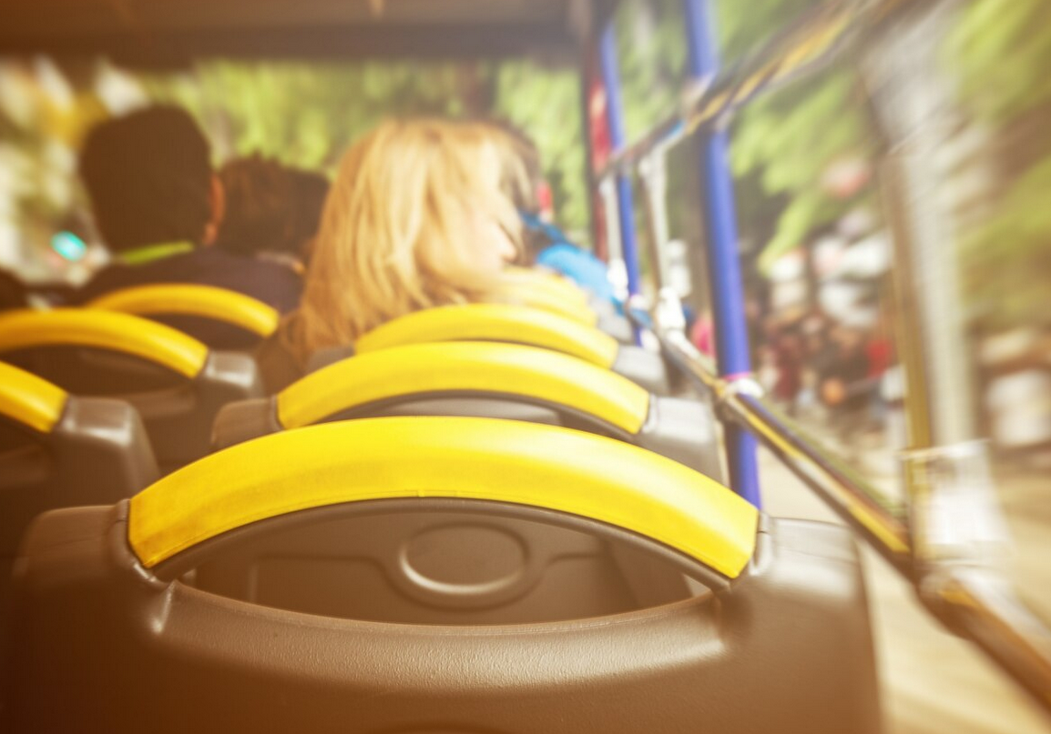 widok z autobusu  z wewnatrz na zewnatrz ruch tonowanie koncepcja