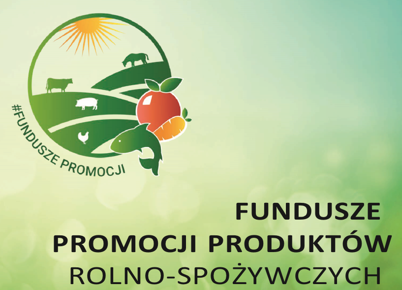 Obraz przedstawia kolorowe logo oraz tekst na tle rozmytego, zielonego tła z jasnymi refleksami, które przypomina naturalne światło lub liście w rozmyciu. Logo po lewej stronie ma kształt koła. W jego górnej części znajduje się pomarańczowe słońce, świecące nad zielonymi polami ułożonymi w pasy. Na polach stoją sylwetki zwierząt gospodarskich: krowy, owcy, świni i kury. Na dole znajduje się zielona ryba. Na środku koła, częściowo zasłaniając niektóre elementy, umieszczone są kolorowe owoce i warzywa: czerwone jabłko, pomarańczowa marchew i żółto-pomarańczowa cebula. Dookoła logo biegnie napis: „#FUNDUSZE PROMOCJI”. Po prawej stronie logo znajduje się tekst napisany czarnymi literami: FUNDUSZE   PROMOCJI PRODUKTÓW   ROLNO-SPOŻYWCZYCH