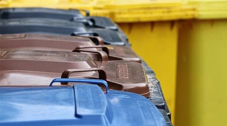 Źródło: Pixabay Zdjęcie przedstawiające plastikowe pojemniki na odpady segregowane.