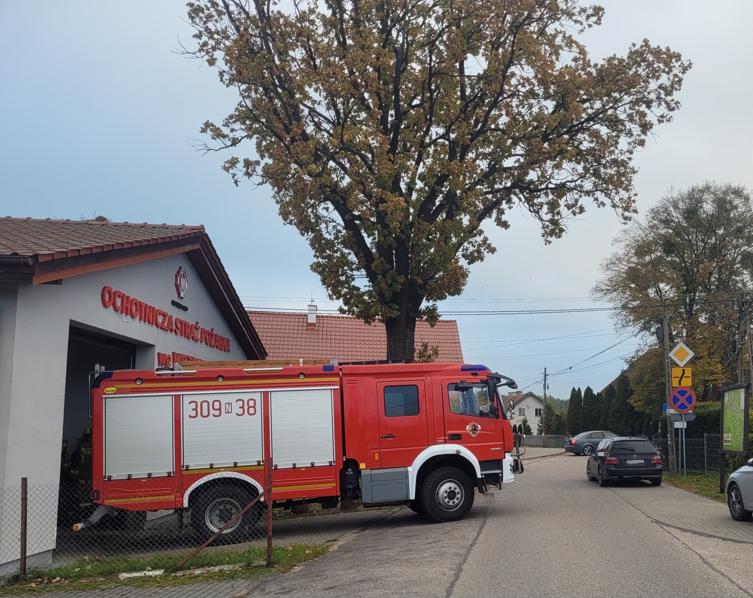 zdjęcie pojazdu straży pożarnej wyjeżdżającego na ulicę