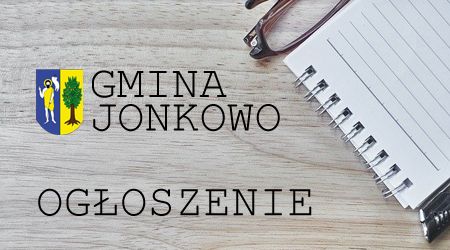 Źródło grafiki: Pixabay Zdjęcie. Widok z lotu ptaka na biurko na którym leży kartka i długopis. Z lewej napis: ogłoszenie.