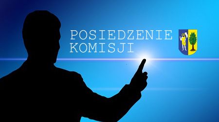 Źródło: Pixabay Postać wskazująca napis: posiedzenie komisji, w tle herb gminy.
