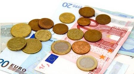 Źródło: Pixabay Banknoty i monety euro.