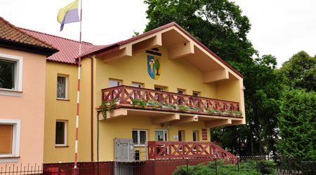 Zdjęcie: budynek urzędu, widok od strony wejścia, schody, taras na pierwszym piętrze.