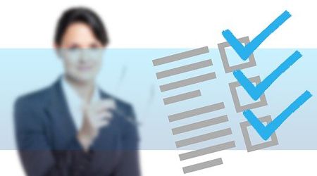Źródło grafiki: serwis Pixabay. Grafika ze zdjęciem kobiety z uniesioną dłonią. Na pierwszym planie karta głosowania z zaznaczonymi opcjami.