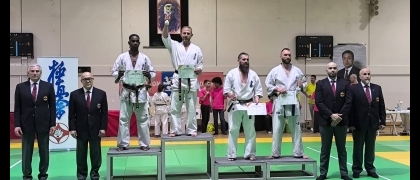 zdjęcie przedstawia karateków z Akademii Sztuk Walki Jonkowo stojących na podium